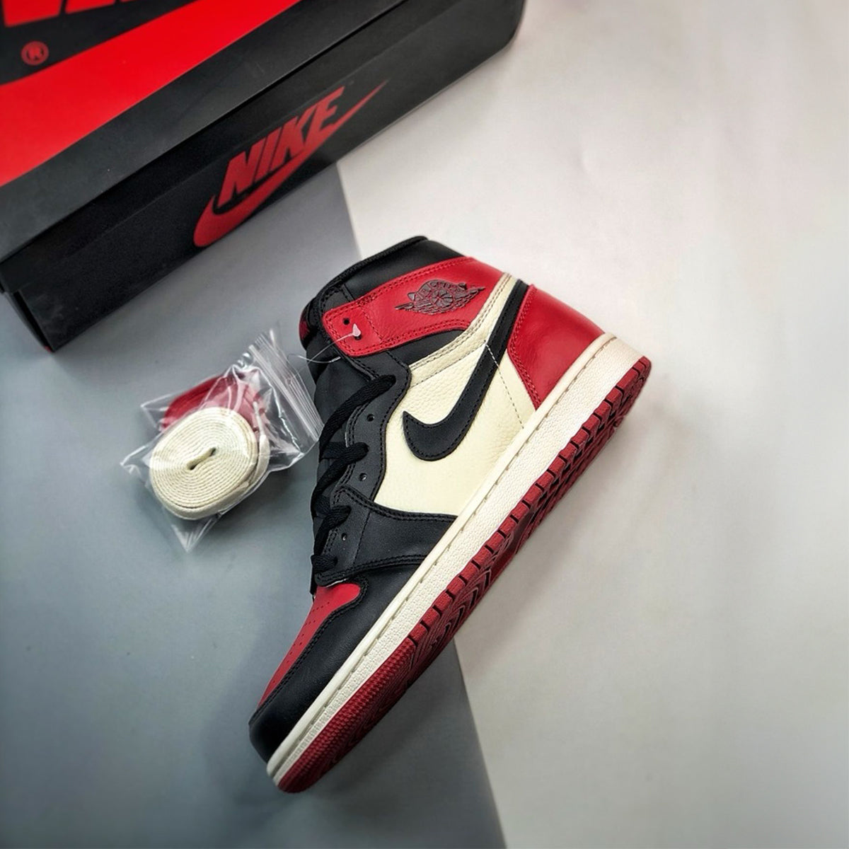 NIKE AIR JORDAN RETRO 1 HIGH BRED TOE