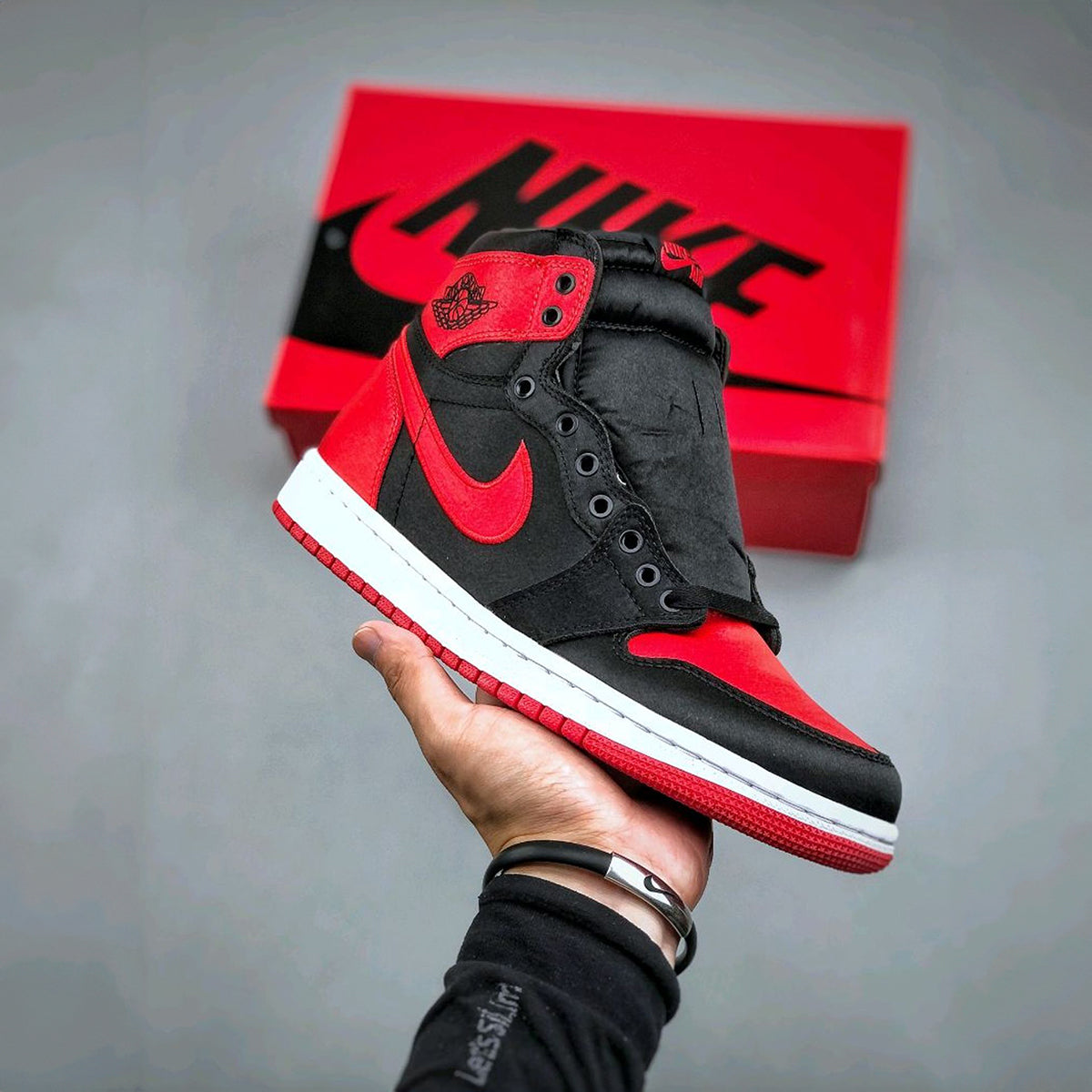 NIKE AIR JORDAN RETRO 1 HIGH SATIN BRED