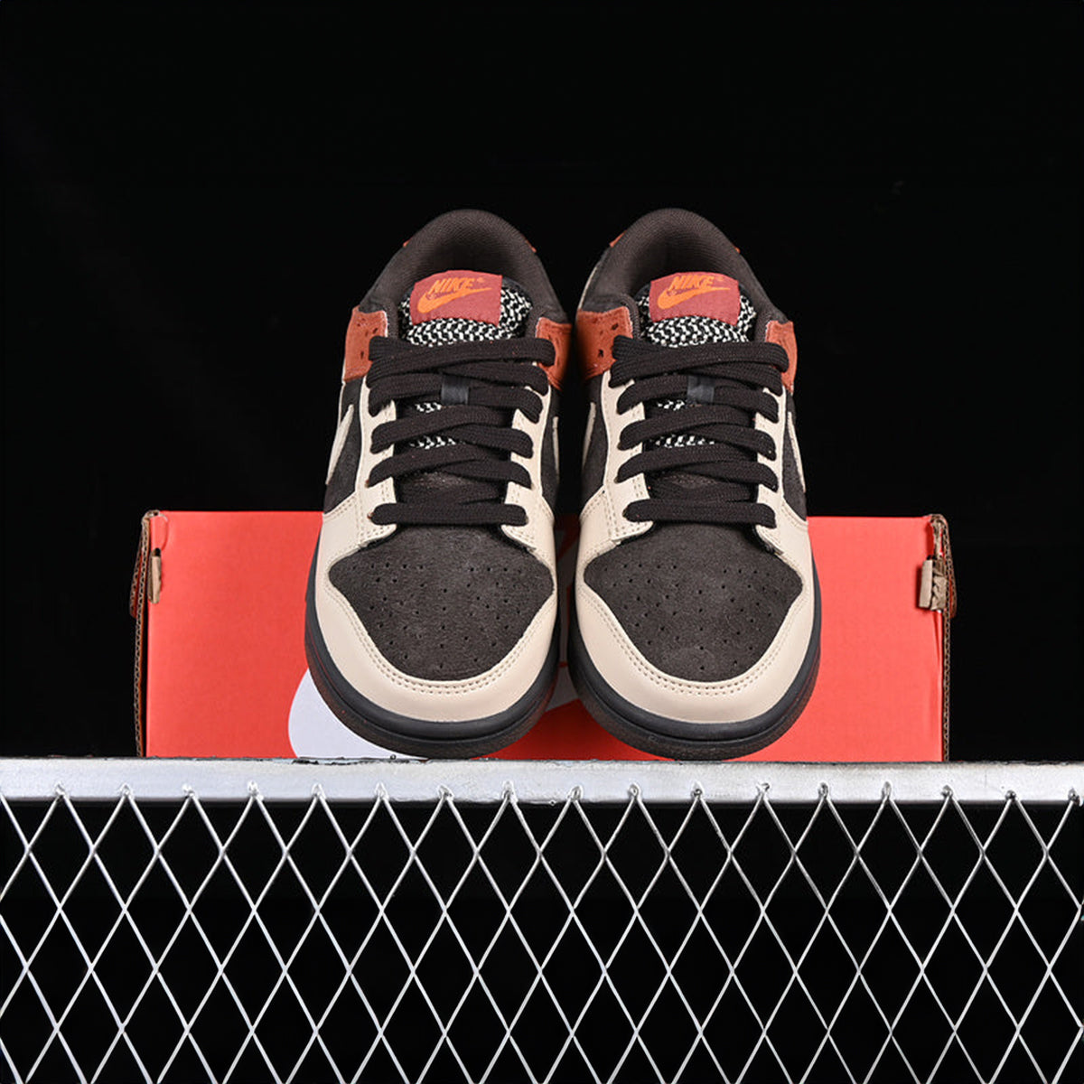 NIKE SB DUNK LOW RED PANDA