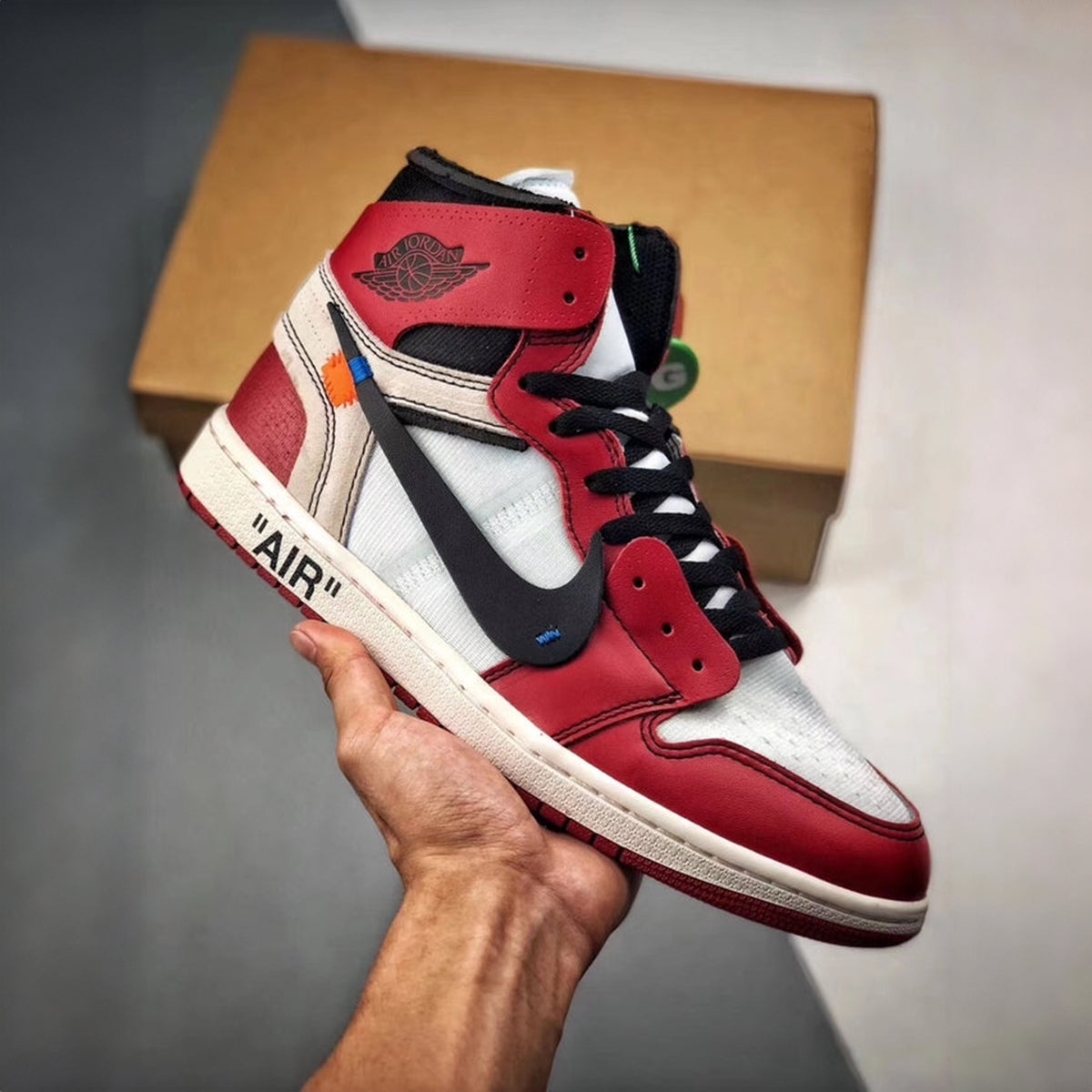 NIKE AIR JORDAN RETRO 1 HIGH OFF WHITE CHICAGO