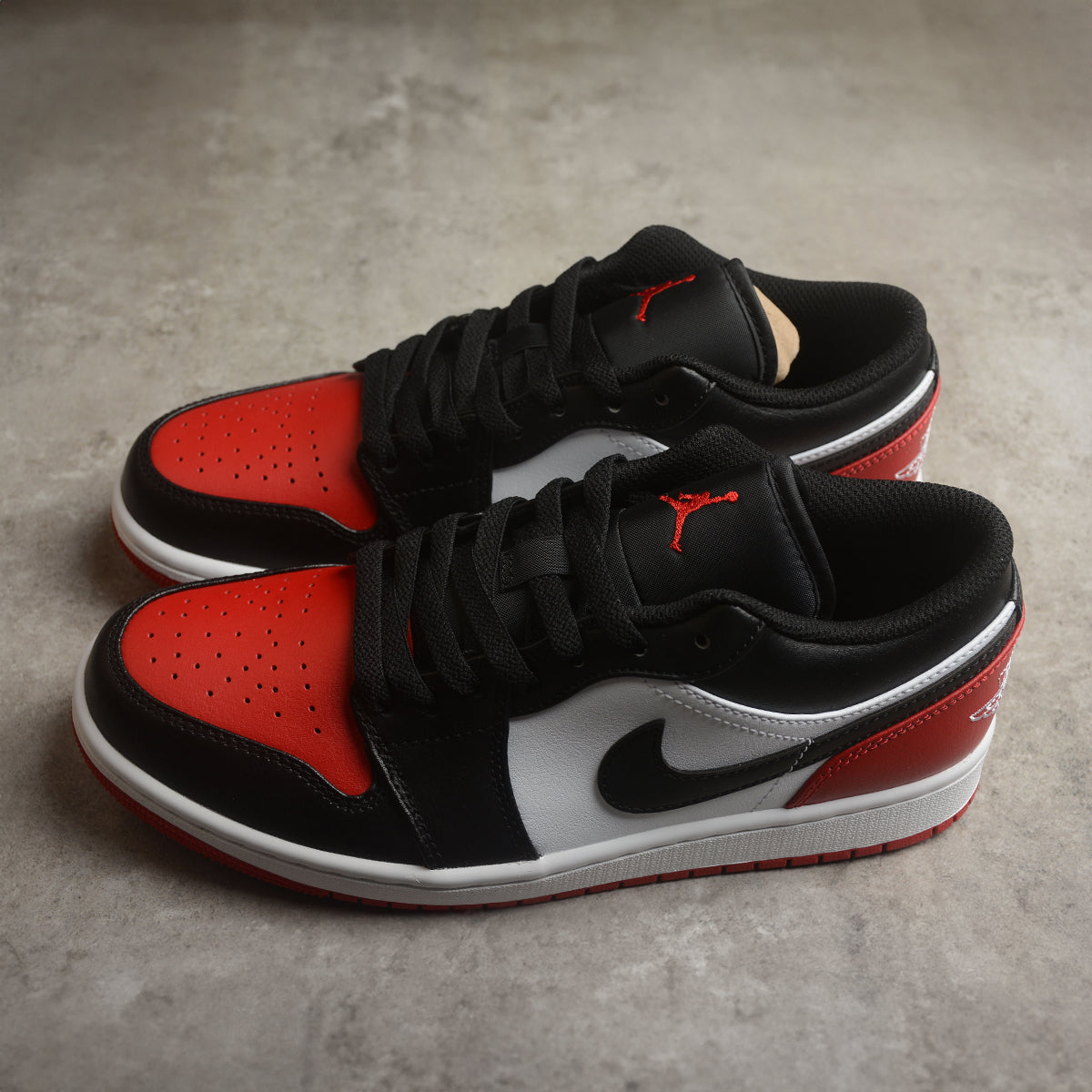NIKE AIR JORDAN RETRO 1 LOW BRED TOE