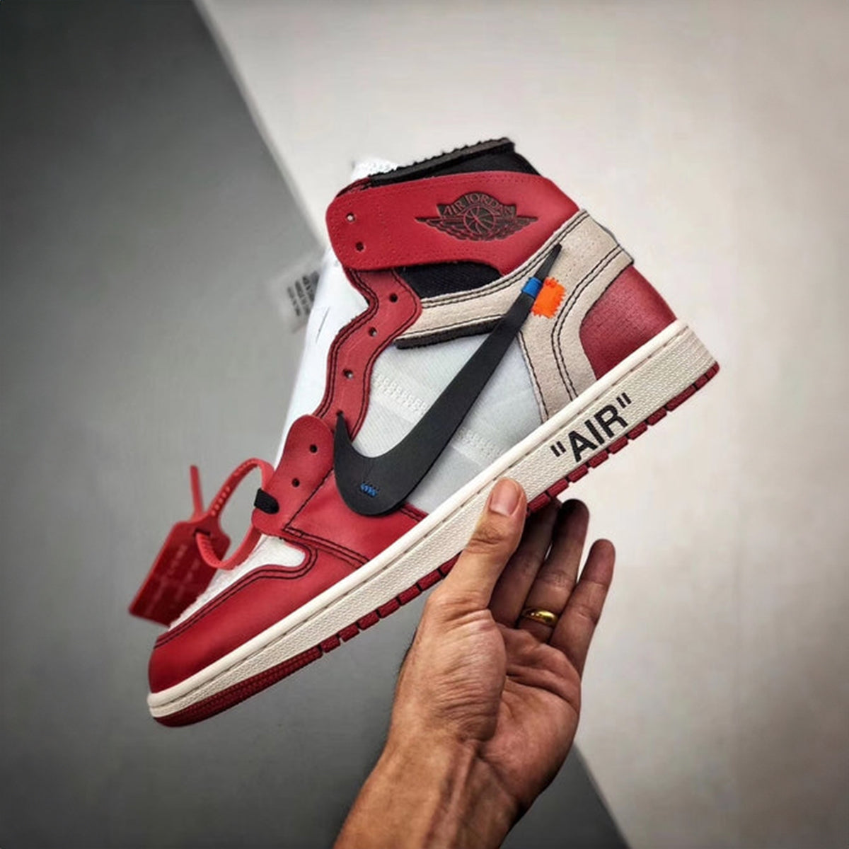 NIKE AIR JORDAN RETRO 1 HIGH OFF WHITE CHICAGO