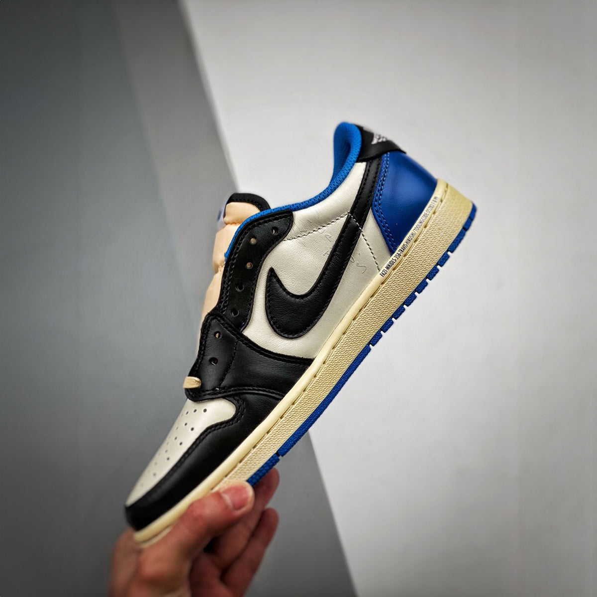 NIKE AIR JORDAN RETRO 1 LOW TRAVIS SCOTT FRAGMENT
