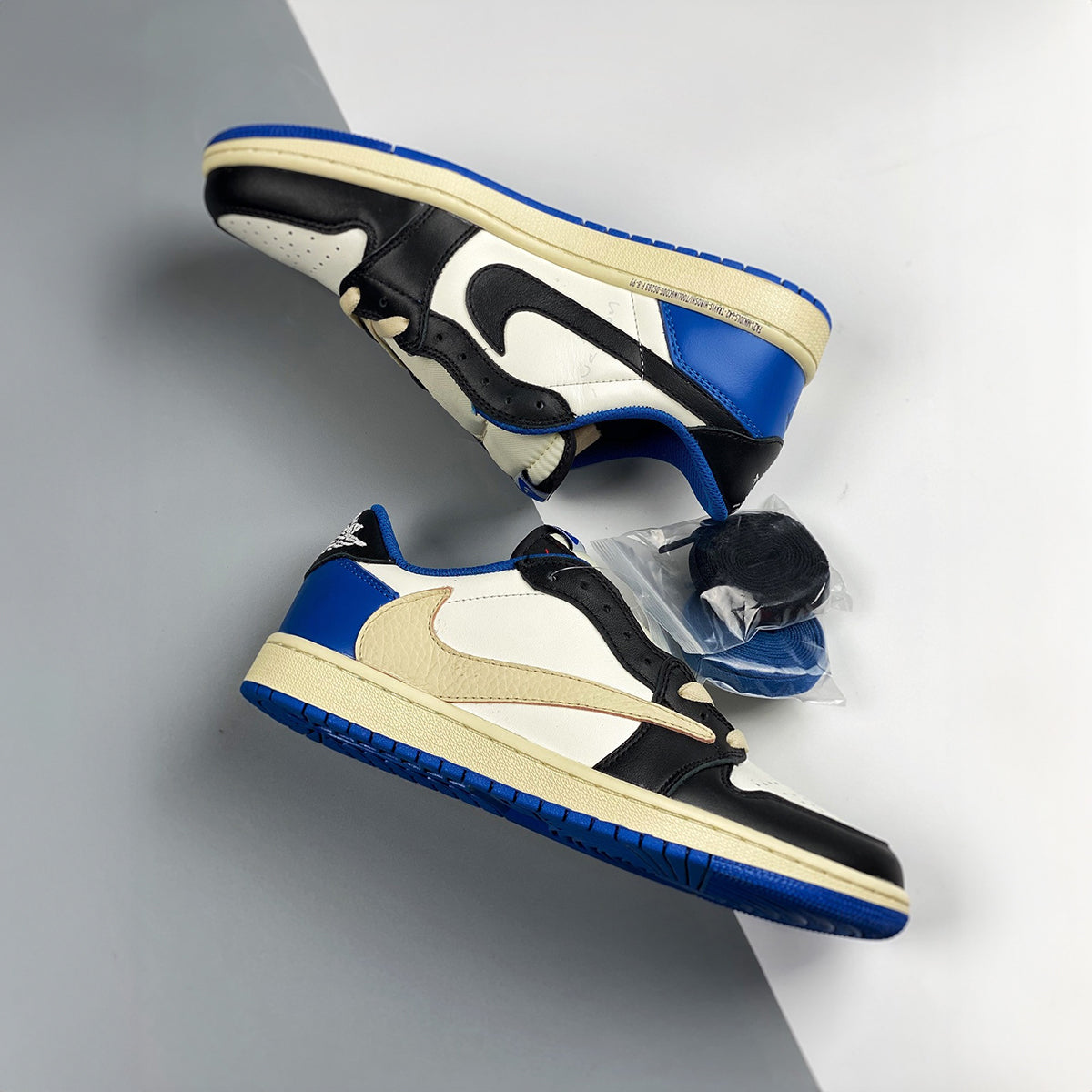 NIKE AIR JORDAN RETRO 1 LOW TRAVIS SCOTT FRAGMENT