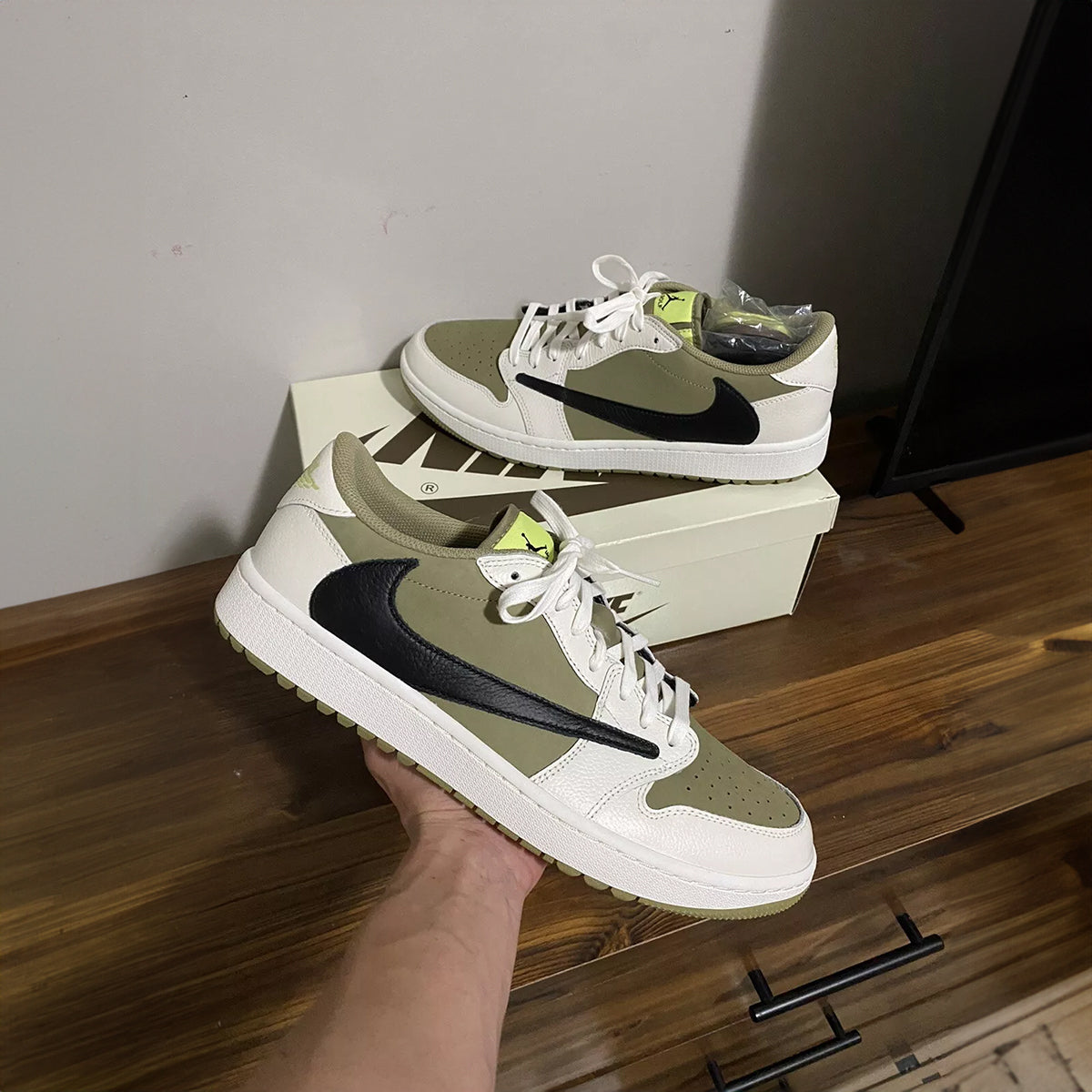 NIKE AIR JORDAN RETRO 1 LOW TRAVIS SCOTT NEUTRAL OLIVE