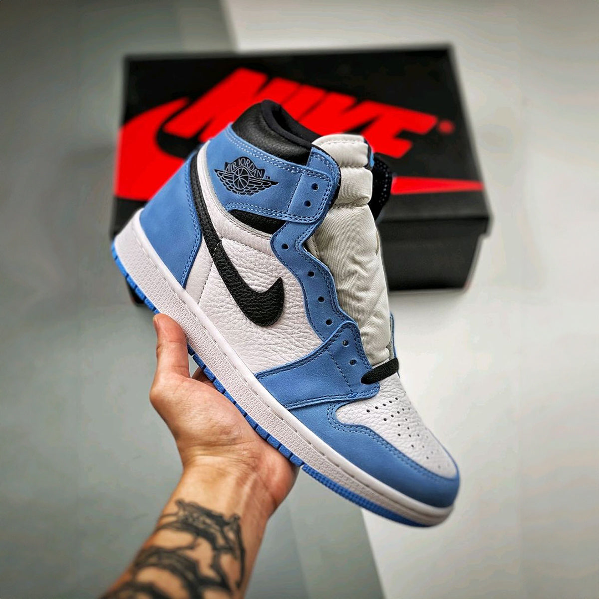 NIKE AIR JORDAN RETRO 1 HIGH UNIVERSITY BLUE BLACK