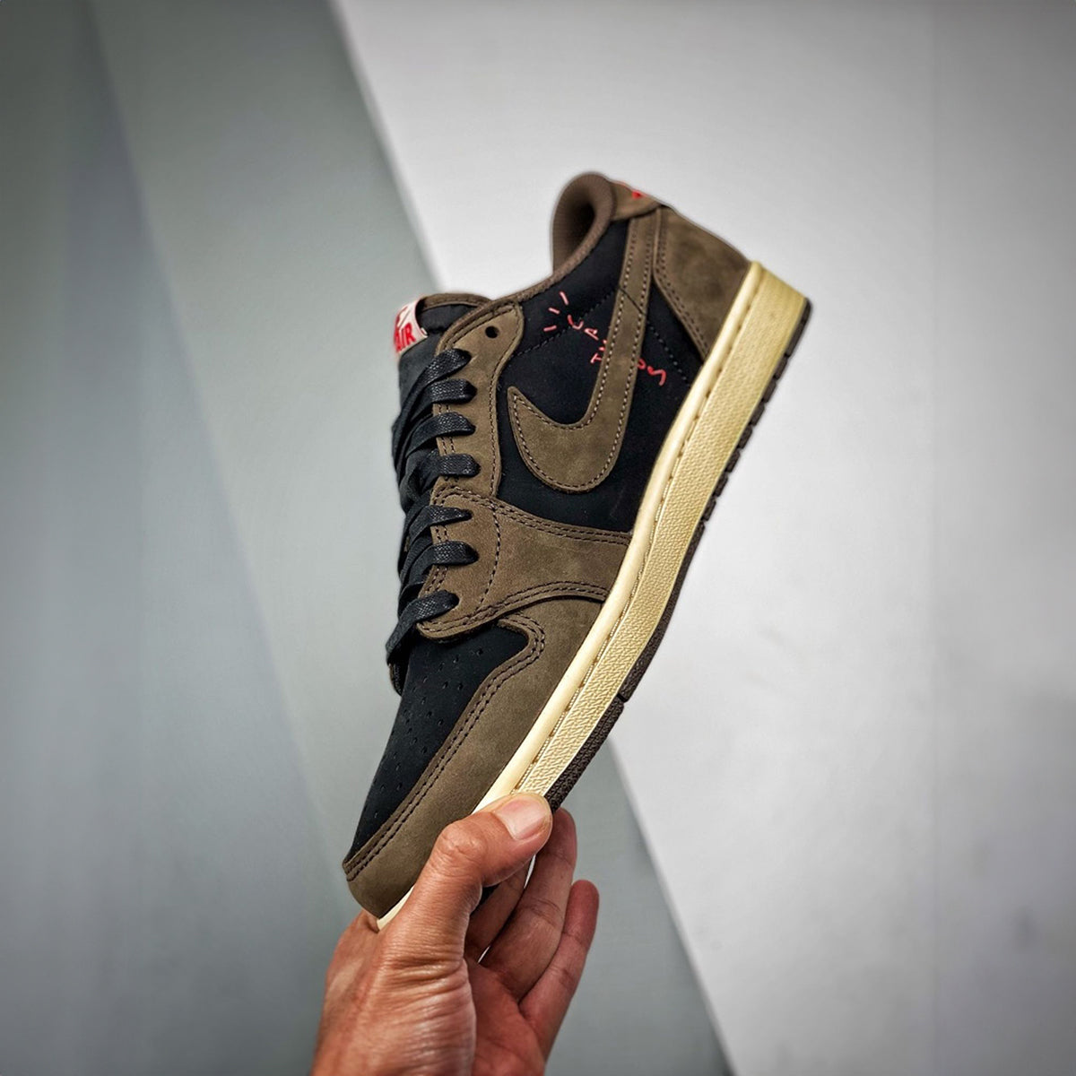 NIKE AIR JORDAN RETRO 1 LOW TRAVIS SCOTT MOCHA