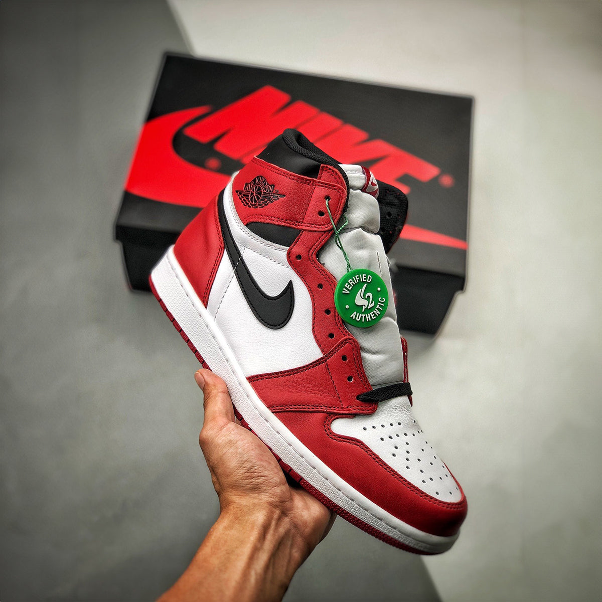 NIKE AIR JORDAN RETRO 1 HIGH CHICAGO