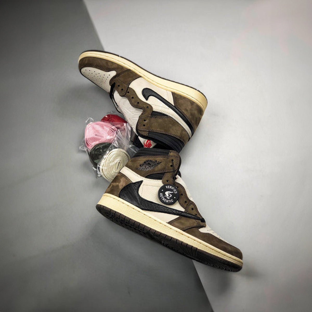 NIKE AIR JORDAN RETRO 1 HIGH TRAVIS SCOTT