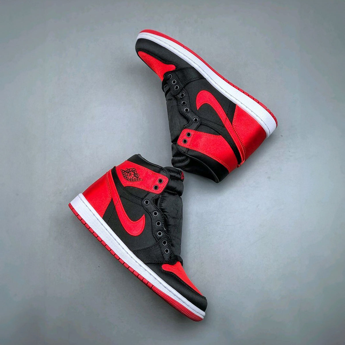 NIKE AIR JORDAN RETRO 1 HIGH SATIN BRED