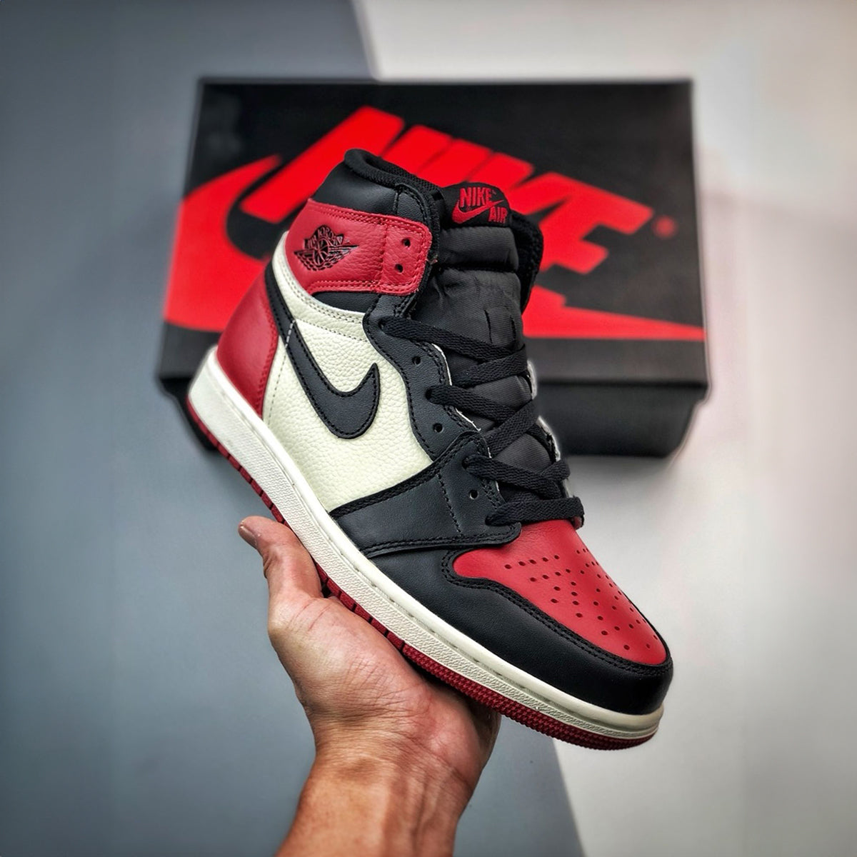 NIKE AIR JORDAN RETRO 1 HIGH BRED TOE