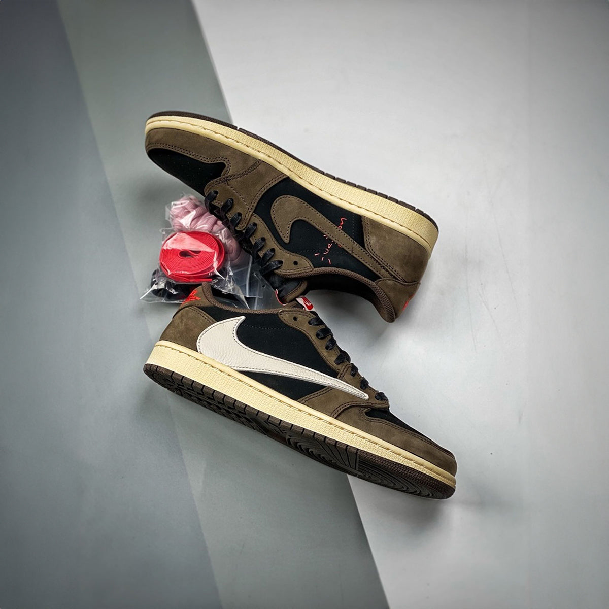 NIKE AIR JORDAN RETRO 1 LOW TRAVIS SCOTT MOCHA