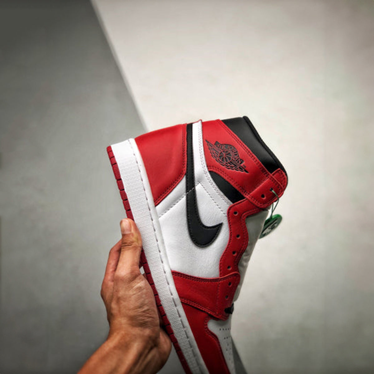 NIKE AIR JORDAN RETRO 1 HIGH CHICAGO